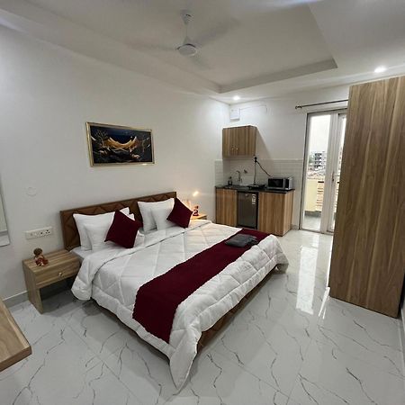 The Lodgers Studio Apartment Infront Of Artemis Hospital Gurugram Gurgaon Eksteriør bilde