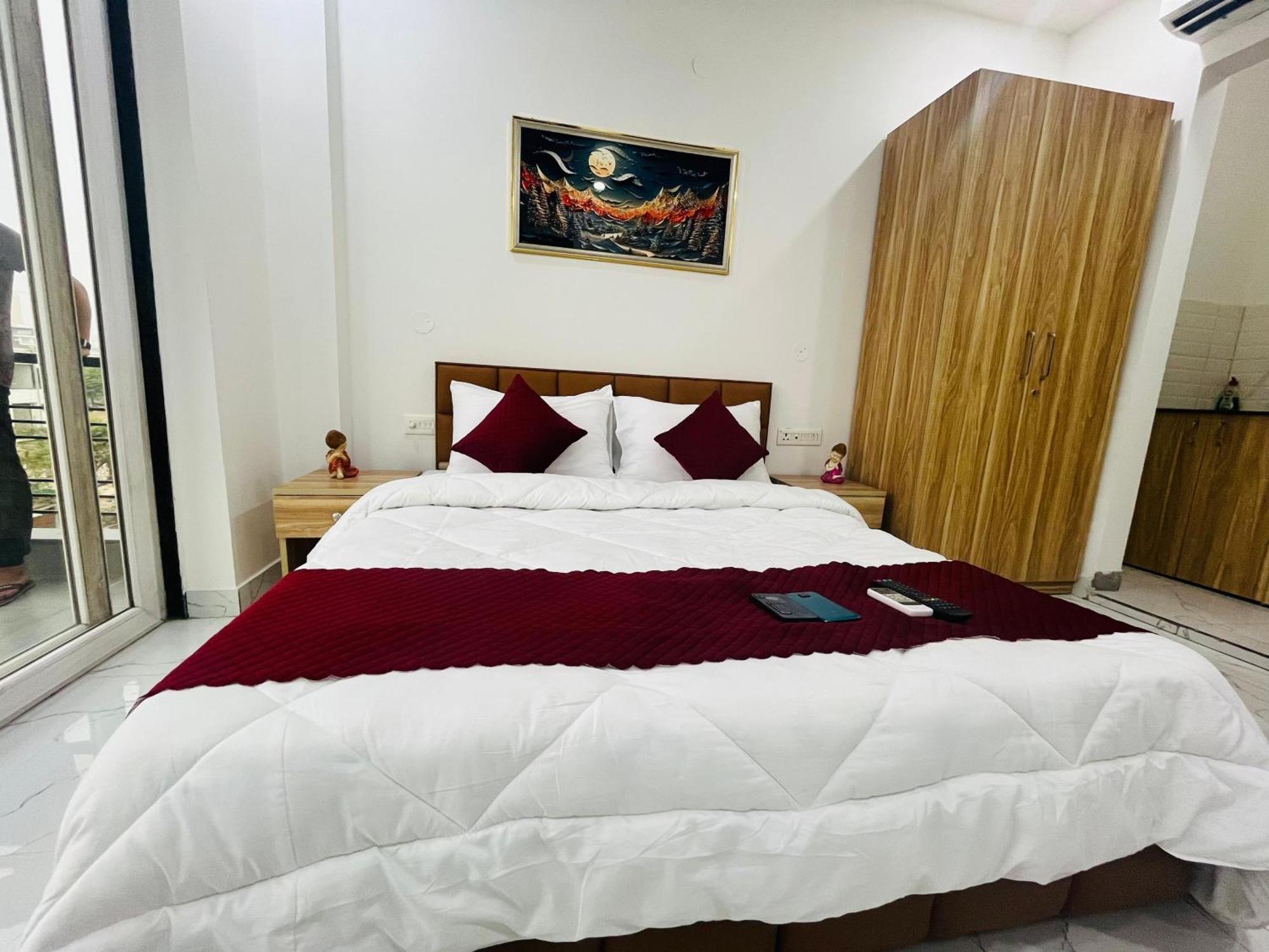 The Lodgers Studio Apartment Infront Of Artemis Hospital Gurugram Gurgaon Eksteriør bilde