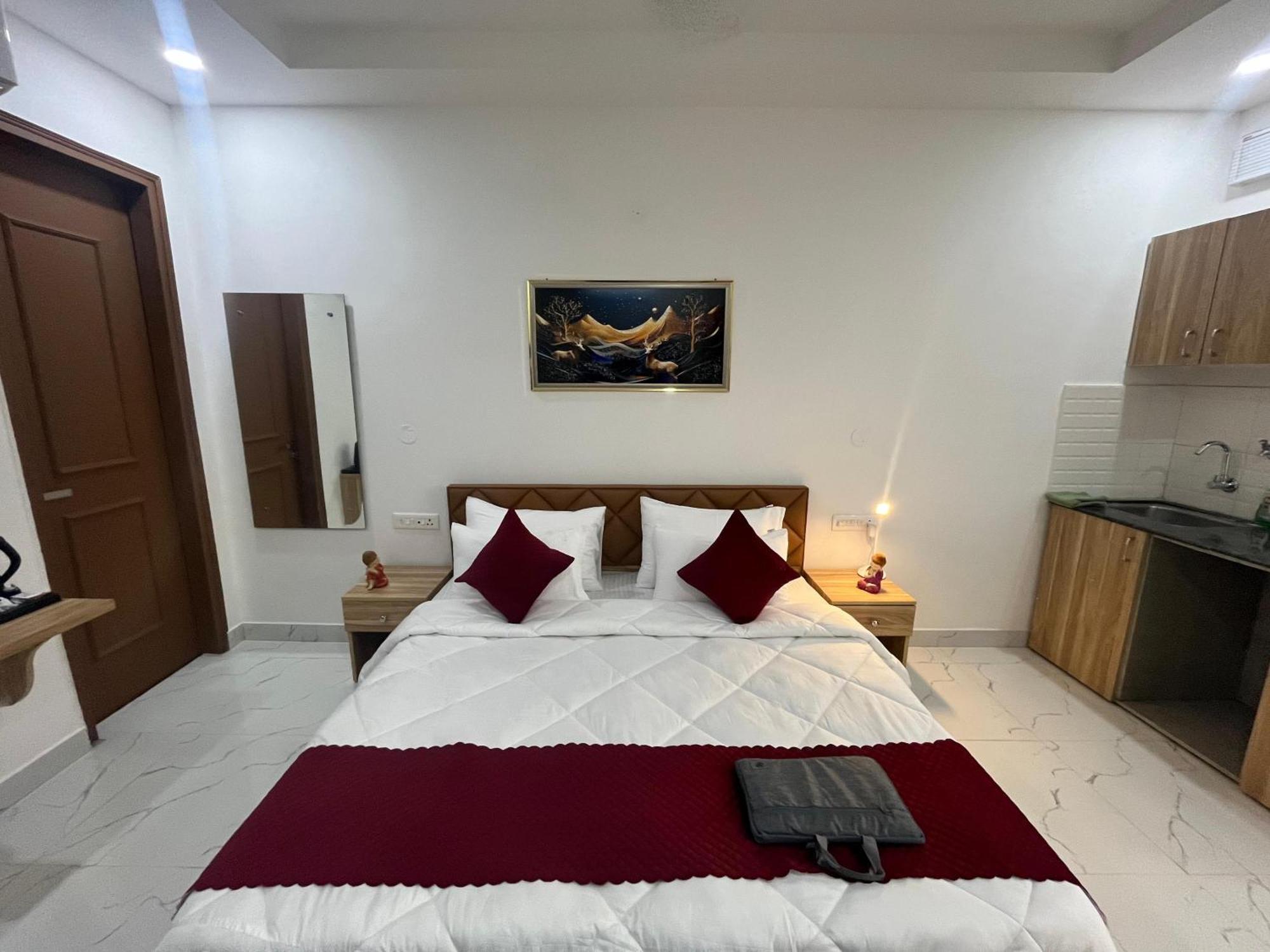 The Lodgers Studio Apartment Infront Of Artemis Hospital Gurugram Gurgaon Eksteriør bilde