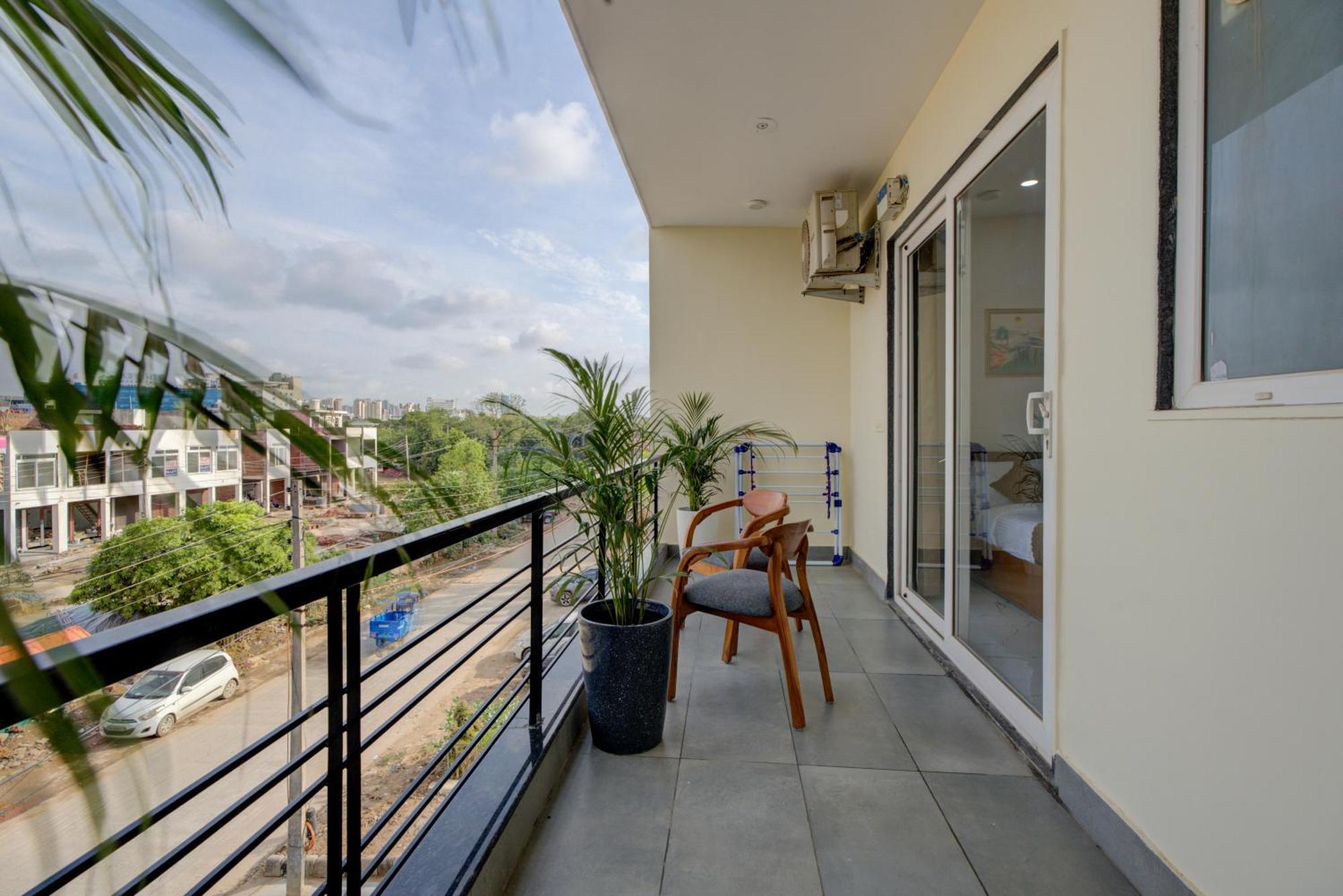 The Lodgers Studio Apartment Infront Of Artemis Hospital Gurugram Gurgaon Eksteriør bilde