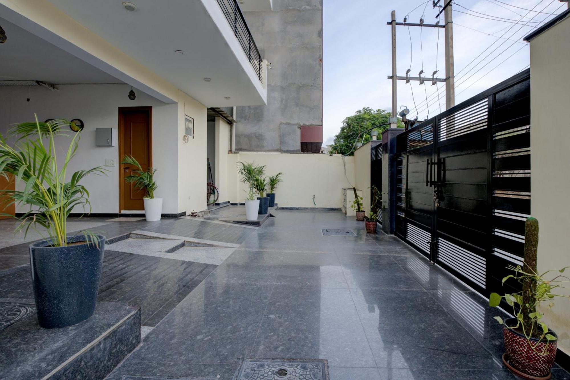 The Lodgers Studio Apartment Infront Of Artemis Hospital Gurugram Gurgaon Eksteriør bilde