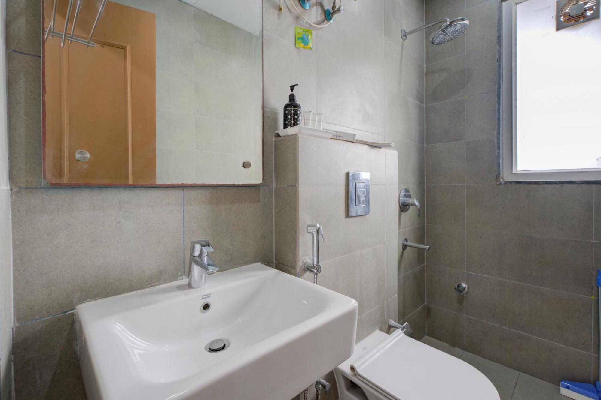 The Lodgers Studio Apartment Infront Of Artemis Hospital Gurugram Gurgaon Eksteriør bilde