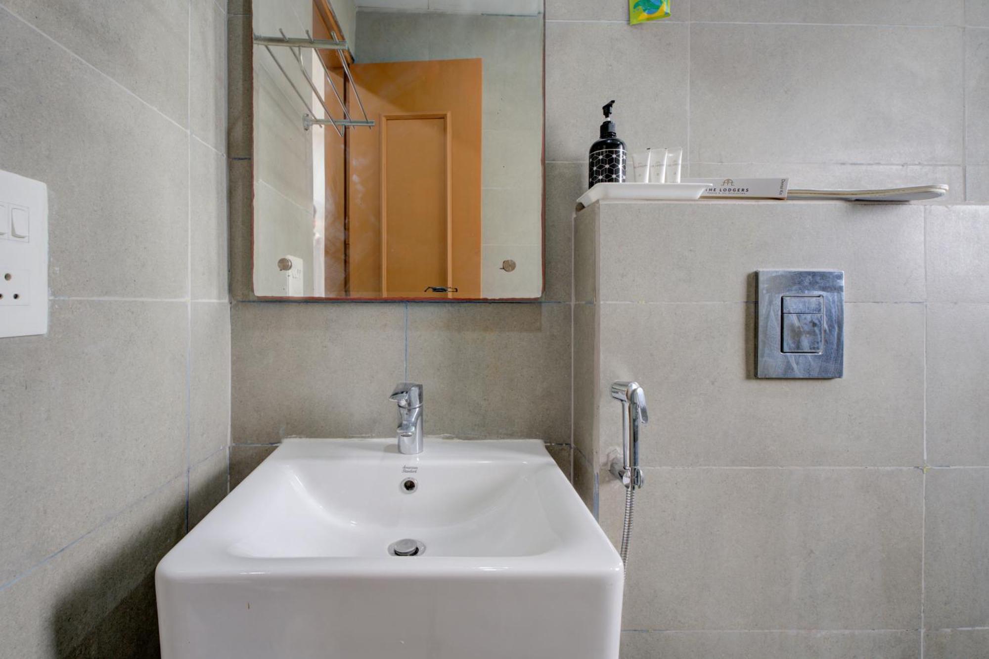 The Lodgers Studio Apartment Infront Of Artemis Hospital Gurugram Gurgaon Eksteriør bilde